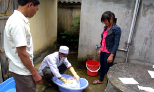 Cán bộ Trung tâm YTDP huyện Lạc Thủy tẩm màn bằng hóa chất diệt muỗi cho các hộ gia đình xã An Lạc.